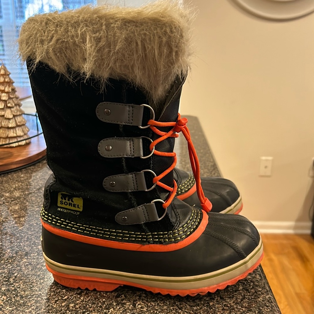 SOREL BOOTS SIZE 5!!! Great condition!!